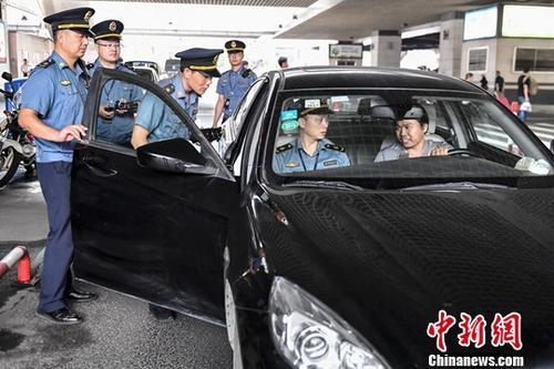 資料圖：2018年5月16日，廣州開展網(wǎng)約車市場專項整治行動檢查現(xiàn)場。陳驥旻 攝