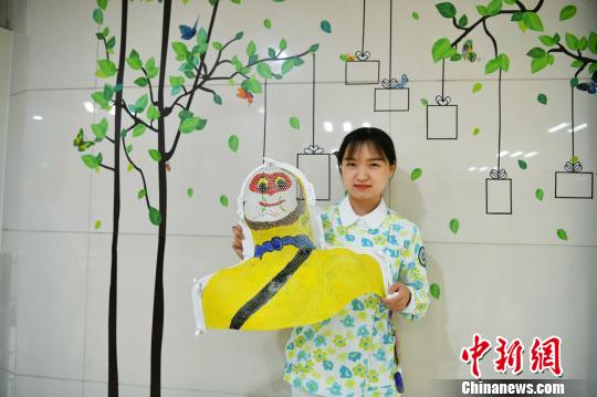 圖為王禎婕畫完的孫悟空頭模成品。　譚又銘 攝