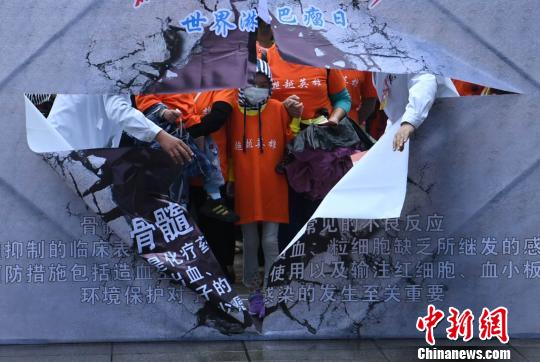 醫(yī)生與患者一起，即將攜手闖過寓意淋巴瘤治療的關(guān)口，幫助患者堅(jiān)定戰(zhàn)勝病魔的信心?！￡惓?攝