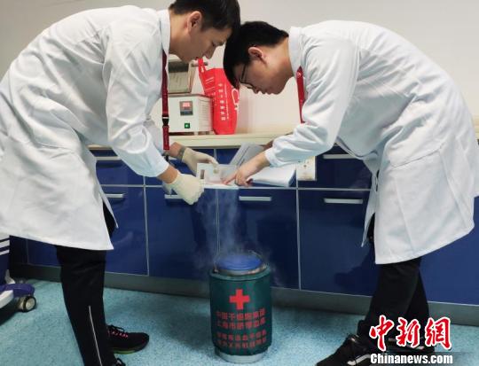 中國干細胞集團臨床服務人員帶上裝載著小偉豪弟弟臍帶血造血干細胞的液氮罐，抵達唐都醫(yī)院?！≤窡?攝
