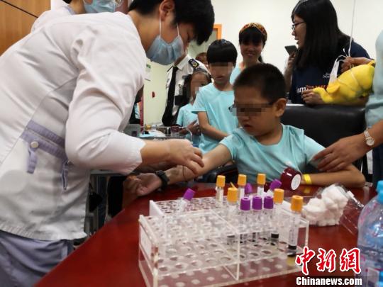 來(lái)自中國(guó)各地近50位“小魚兒”齊聚兒中心，接受了心臟超聲、心電圖等多項(xiàng)免費(fèi)的隨訪檢查?！≤窡?攝