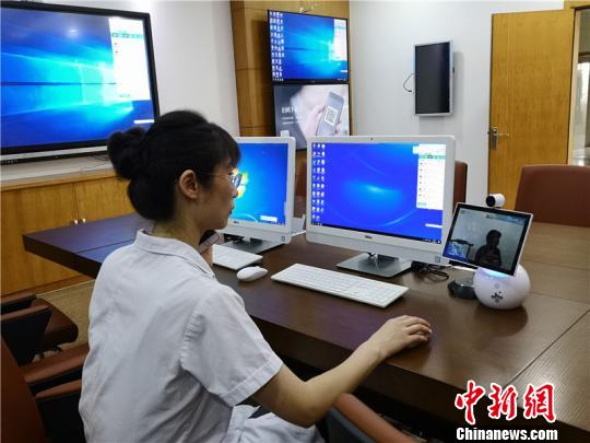 醫(yī)生通過“云診室”與基層衛(wèi)生院患者對話?！堨蠚g 攝