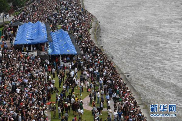 9月27日，人們在浙江海寧市鹽官鎮(zhèn)觀看錢塘江大潮。