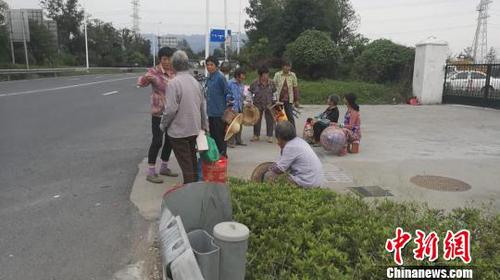 圖為超載面包車內(nèi)乘客滯留公路?！「咚俳痪B興支隊(duì)供圖 攝
