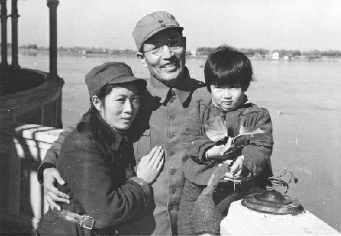     朱瑞與妻子潘彩琴、大女兒朱淮北在哈爾濱時的合影