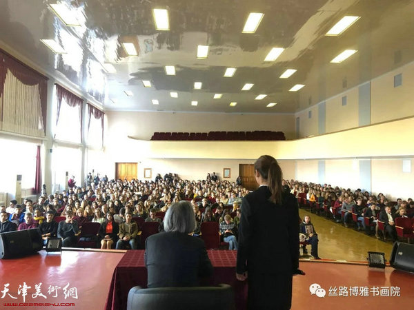霍春陽在“中國畫精神的內(nèi)涵”講座現(xiàn)場。