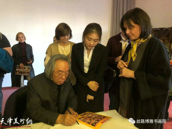 霍春陽在“中國畫精神的內(nèi)涵”講座現(xiàn)場為喜愛中國書畫的俄羅斯大學(xué)生簽名留念。