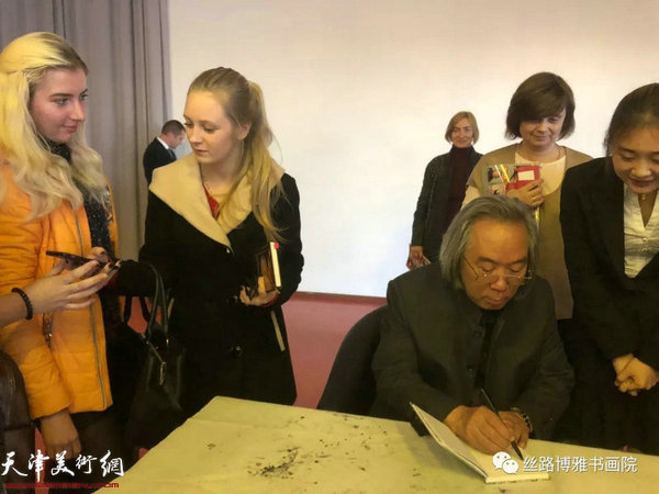 霍春陽在“中國畫精神的內(nèi)涵”講座現(xiàn)場為喜愛中國書畫的俄羅斯師生簽名留念。