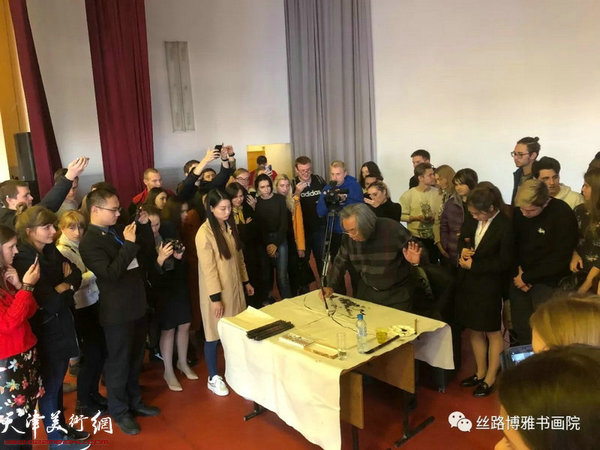 霍春陽在講座現(xiàn)場揮毫潑墨，引的掌聲陣陣。