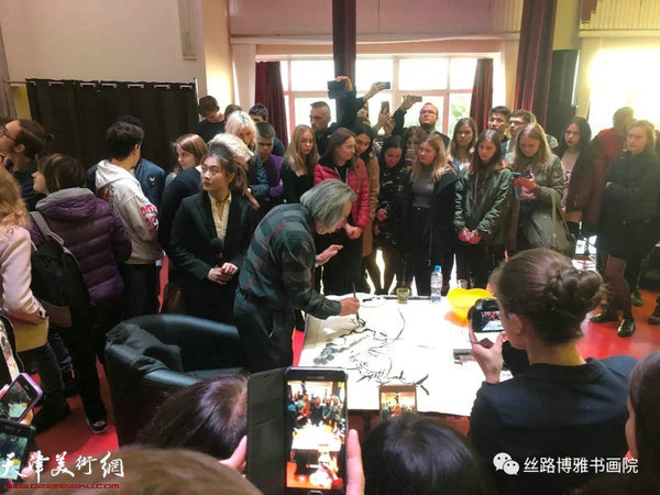 霍春陽在講座現(xiàn)場揮毫潑墨，引的掌聲陣陣。