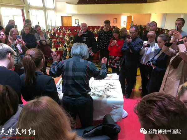 霍春陽在講座現(xiàn)場揮毫潑墨，引的掌聲陣陣。