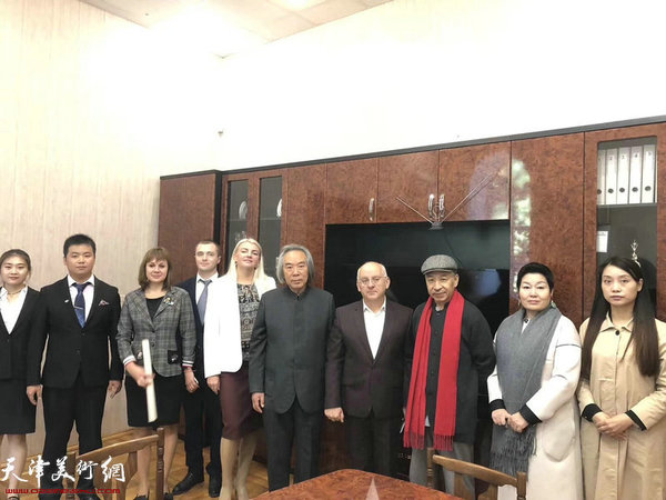 教育部長兼大學(xué)校長葉夫格尼?德米特里耶維奇?切爾特夫先生與霍春陽、梅墨生先生進(jìn)行了中俄關(guān)系友好與文化間的交流會(huì)談。