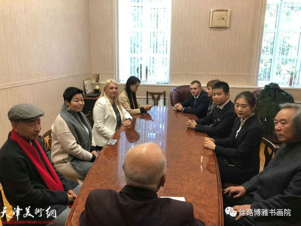 切爾特夫先生與霍春陽、梅墨生進(jìn)行了中俄關(guān)系友好與文化間的交流會(huì)談。