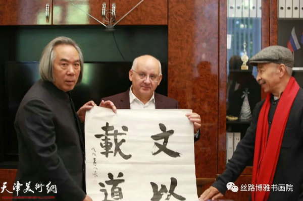 霍春陽與切爾特夫先生互贈(zèng)禮物。
