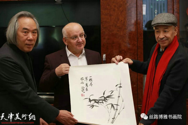 霍春陽教授與切爾特夫先生互贈(zèng)禮物。