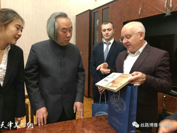 霍春陽教授與切爾特夫先生互贈(zèng)禮物。