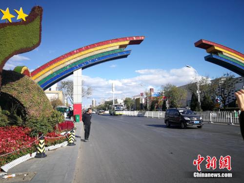 彩虹門是燕郊售樓一條街的標(biāo)志。<a target='_blank' href='http://www.chinanews.com/' >中新網(wǎng)</a>記者 邱宇 攝