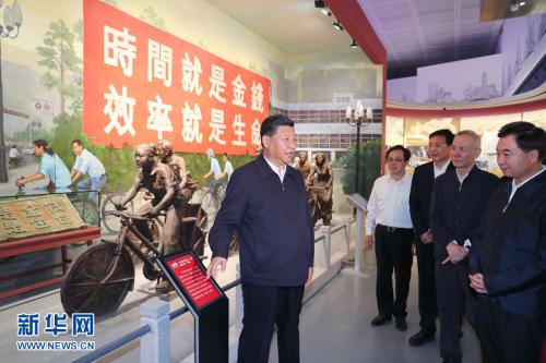 10月24日，中共中央總書記、國家主席、中央軍委主席習(xí)近平在深圳考察。這是習(xí)近平在深圳改革開放展覽館參觀“大潮起珠江——廣東改革開放40周年展覽”。 新華社記者 謝環(huán)馳 攝 圖片來源：新華網(wǎng)