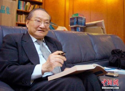 資料圖：查良鏞先生接受中新社記者采訪。中新社記者 洪少葵 攝