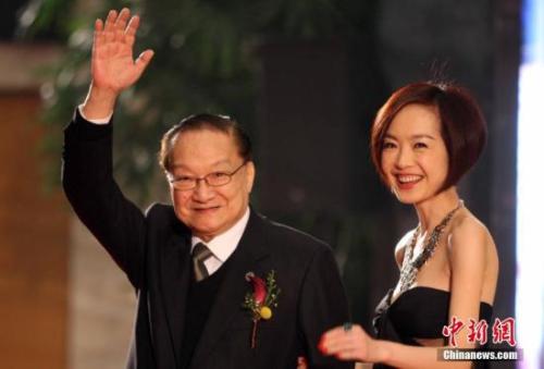 資料圖：2009年，金庸榮獲“影響世界華人終身成就獎”。中新社記者 張宇 攝