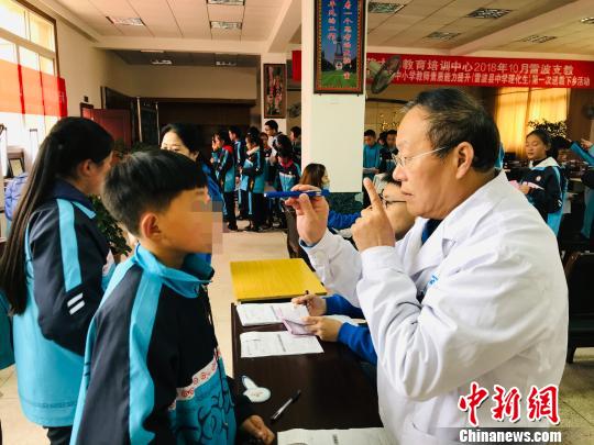 許海嘉在涼山篩查眼病患兒。　王鵬 攝