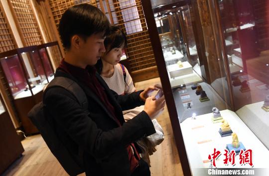 展出的壽山石印鈕雕刻精品吸睛。　記者劉可耕 攝