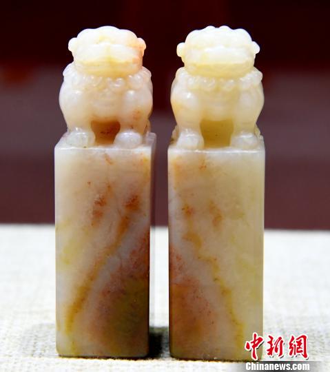 展出的壽山石印鈕雕刻精品巜鼎獅鈕對章》?！∮浾邉⒖筛?攝