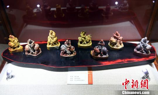 展出的壽山石印鈕雕刻精品《普濟(jì)四海》，吸引觀眾眼球?！∮浾邉⒖筛?攝