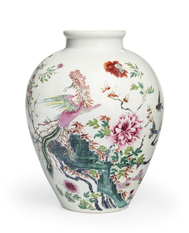 清雍正乾隆 粉彩鳳紋圓罐，高13 ?寸(34.9公分)。估價：25,000-35,000美元。此拍品于2018年9月13至14日在佳士得紐約亞洲藝術(shù)周之中國瓷器及工藝精品拍賣中呈獻。