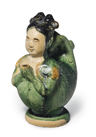 PETER SCHEINMAN珍藏，三彩迦陵頻迦壺，高6 ?寸 (16.5 公分)。估價：15,000-25,000美元。此拍品于2018年9月13至14日在佳士得紐約亞洲藝術(shù)周之中國瓷器及工藝精品拍賣中呈獻。