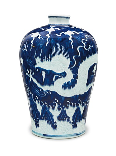 清十八世紀(jì) 青花藍地白花海水云龍紋梅瓶，高14?寸 (36.8公分)。此拍品于2018年3月22日在佳士得紐約「澄園山房珍藏中國瓷器及工藝精品」拍賣中以732,500美元成交。