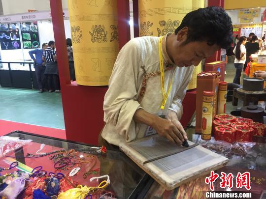 現(xiàn)場藏香制作演示。