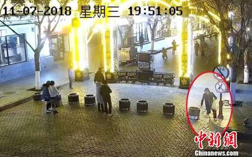 監(jiān)控視頻顯示一男子潑紅漆?！㈠a菊 攝