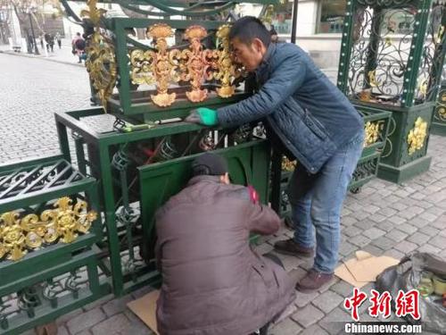 工作人員正在清洗紅漆。　劉錫菊 攝