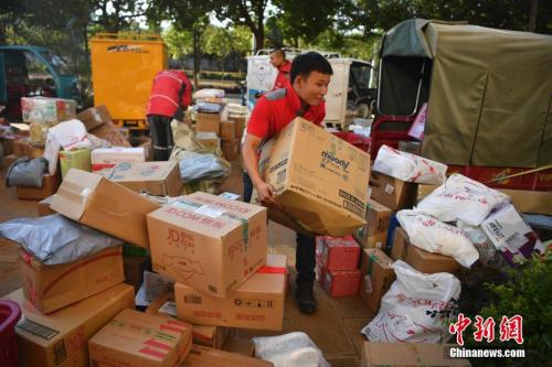 11月11日，配送員按區(qū)域分揀商品。<a target='_blank' href='http://www.chinanews.com/'>中新社</a>記者 劉冉陽 攝