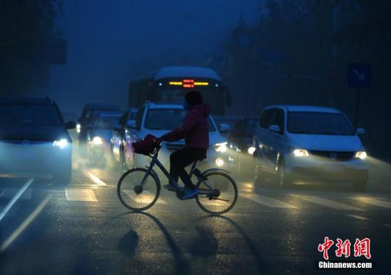 北京市民在重污染的大霧天氣中出行。<a target='_blank' href='http://www.chinanews.com/'>中新社</a>記者 楊可佳 攝