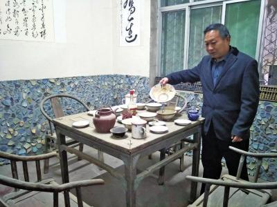 八仙桌上擺滿了碗碟，四把太師椅等您入座。