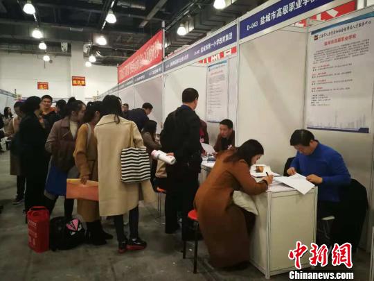 長(zhǎng)三角地區(qū)企業(yè)頗受應(yīng)屆畢業(yè)生歡迎?！≡S婧 攝