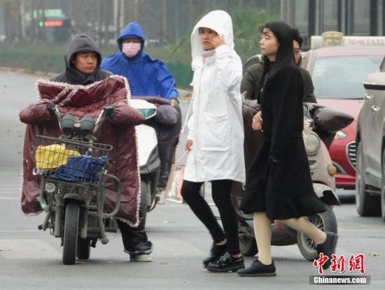 資料圖：氣溫下降，民眾“全副武裝”御寒。<a target='_blank' href='http://www.chinanews.com/'>中新社</a>記者 王中舉 攝