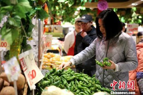 資料圖：市民挑選新鮮蔬菜。 孫睿 攝