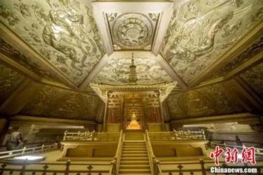 2008年5月7日，龍泉寺院東側(cè)臺發(fā)掘出一座不晚于武周時期的佛塔地宮，為了保護文物遺址，展現(xiàn)唐代佛塔魅力，當(dāng)?shù)卣_始復(fù)建這座舍利塔?！№f亮 攝