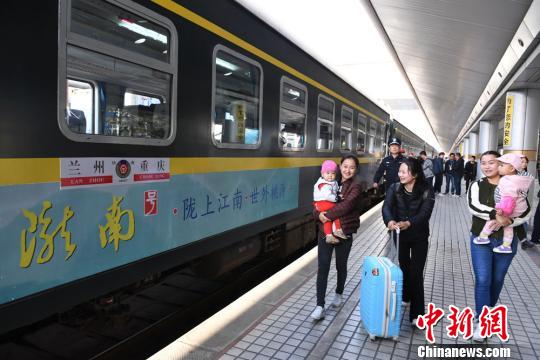 2017年9月29日，蘭州開(kāi)往重慶的首發(fā)列車(chē)K4518車(chē)次出發(fā)，標(biāo)志著歷時(shí)9年建設(shè)的蘭渝鐵路全線(xiàn)開(kāi)通運(yùn)營(yíng)，成為連通陸路、海上絲綢之路和渝新歐大通道的重要組成部分，并成為與京廣線(xiàn)、京滬線(xiàn)并列的三條縱貫?zāi)媳钡蔫F路大動(dòng)脈之一。(資料圖) 楊艷敏 攝