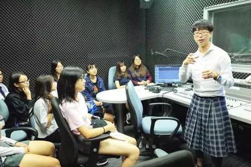 穿裙子的男教授:用打扮去挑戰(zhàn)學生思維和學院體制