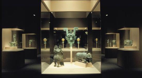 “中國(guó)考古學(xué)的黃金時(shí)代”展覽現(xiàn)場(chǎng)，婦好墓、新干墓、三星堆祭祀坑的出土文物