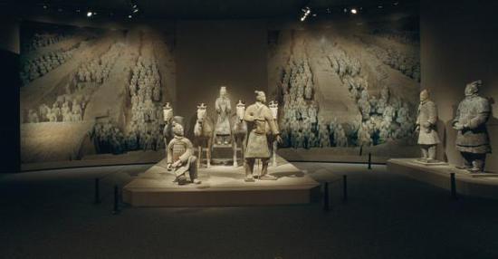“中國(guó)考古學(xué)的黃金時(shí)代”展覽現(xiàn)場(chǎng)， 秦始皇兵馬俑