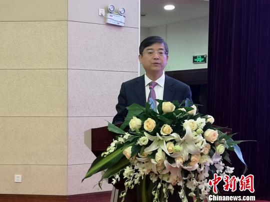 農(nóng)工黨中央副主席兼秘書長(zhǎng)、農(nóng)工黨中央書畫院院長(zhǎng)曲鳳宏致辭?！≮w萬江 攝