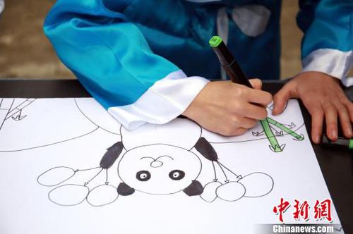 小學(xué)生在畫(huà)大熊貓?！≈炝?攝
