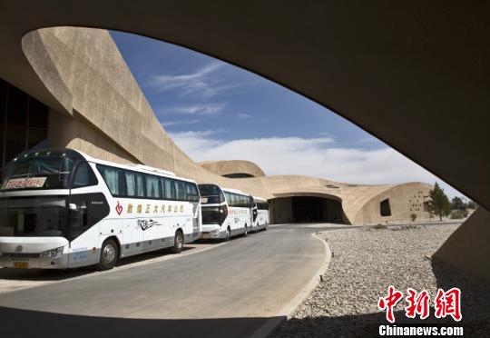 圖為莫高窟數(shù)字展示中心前往洞窟的擺渡車等候區(qū)。(資料圖) 孫志軍 攝