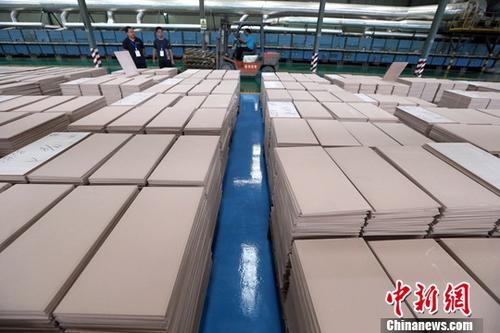 資料圖：企業(yè)工作人員進(jìn)行生產(chǎn)作業(yè)。<a target='_blank' href='http://www.chinanews.com/'>中新社</a>記者 張?jiān)?攝