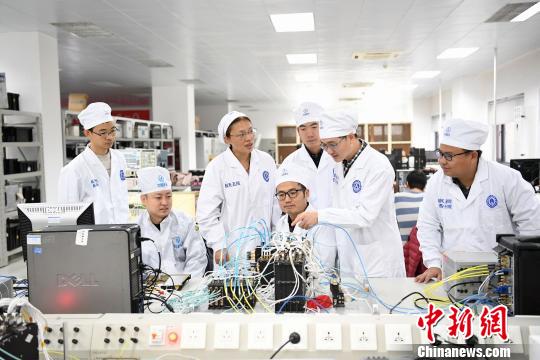 西安分院嫦娥四號探測器的研制人員正在討論問題?！√K宏偉 攝